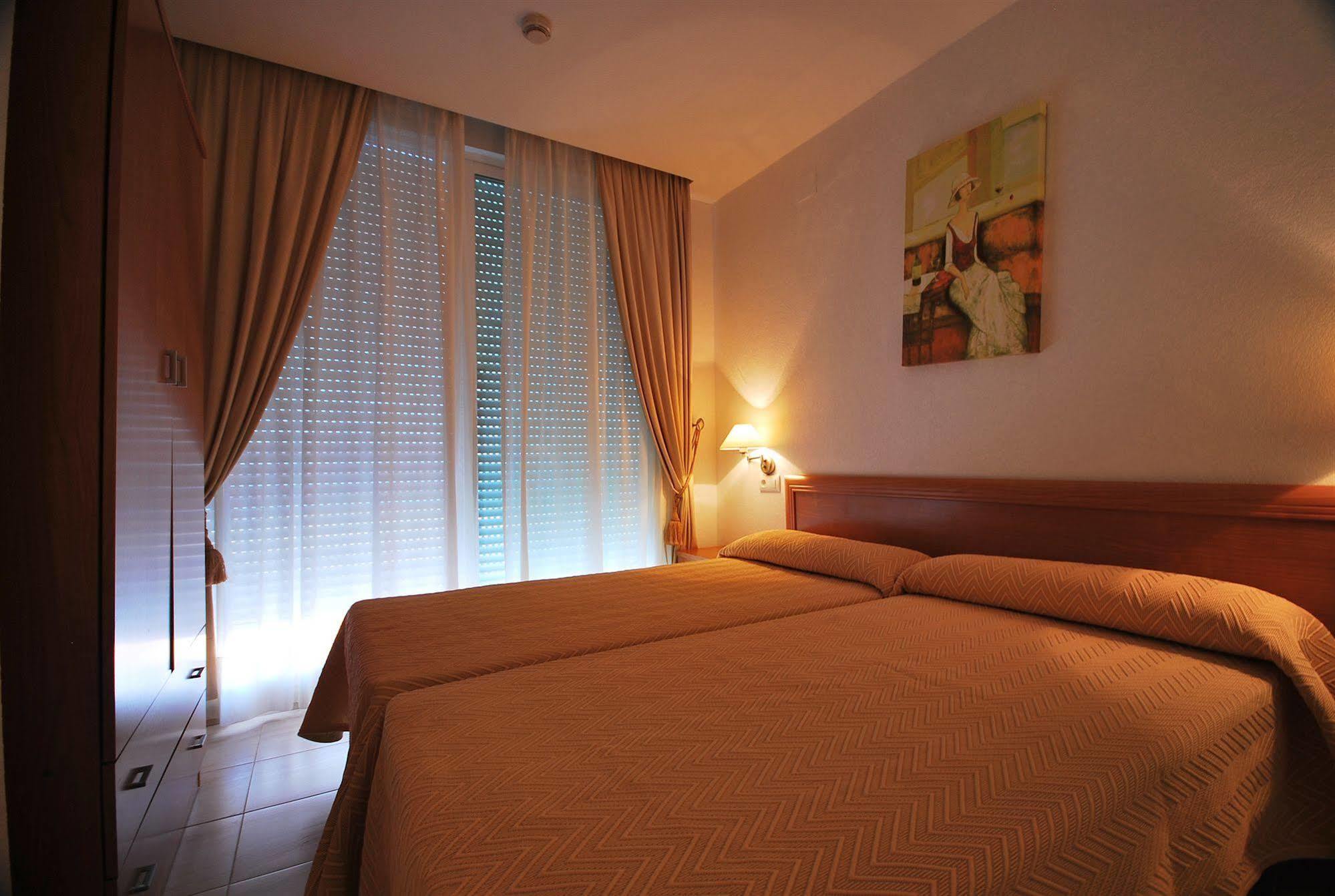 Apartamentos Turisticos Canos De Meca 로스 카뇨스 데 메카 외부 사진